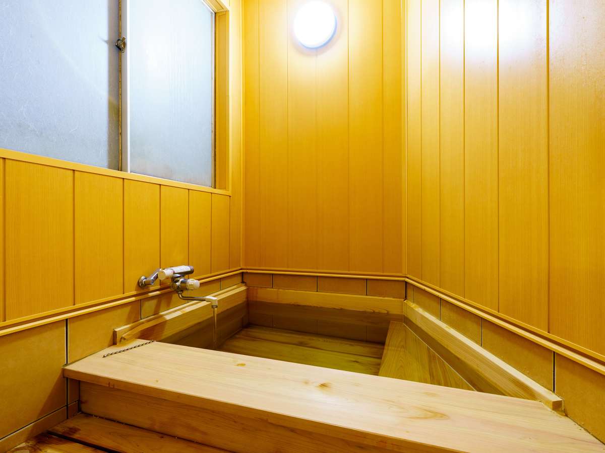【貸切湯】檜風呂※通常2500円／50分が、宿泊者は貸切無料