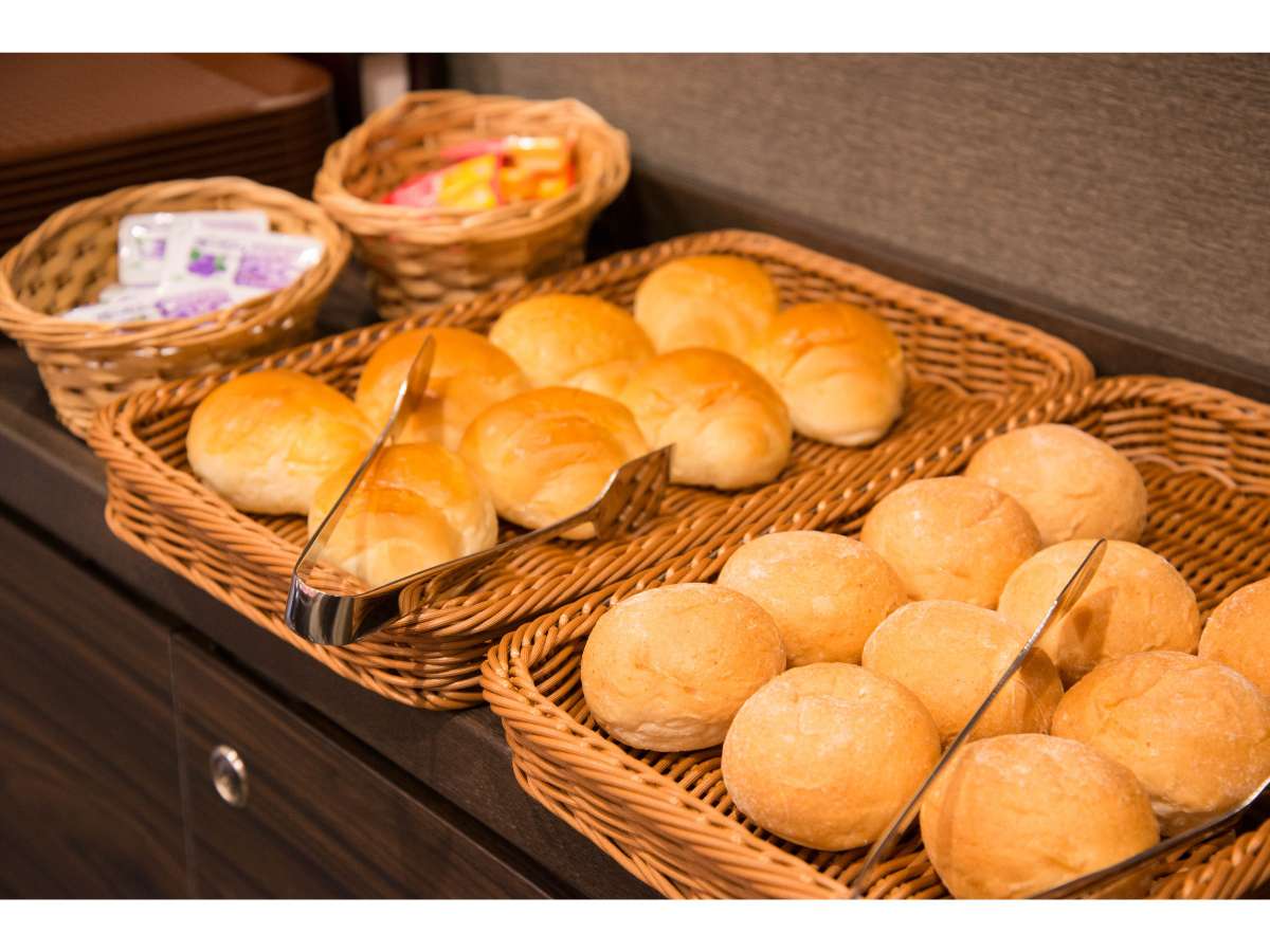 【無料サービス軽食】朝6時～9時は朝パンのサービスがございます♪