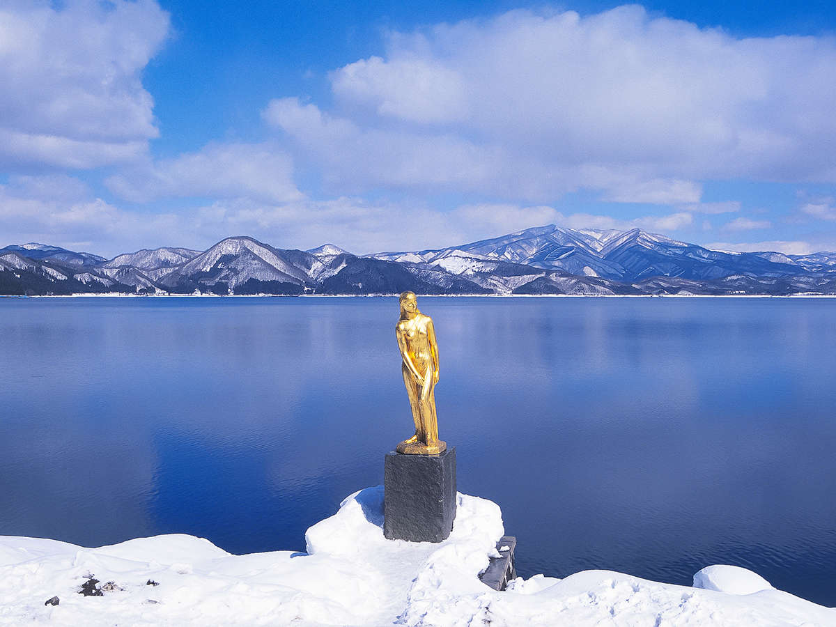 雪景色にも映える田沢湖のたつ子像