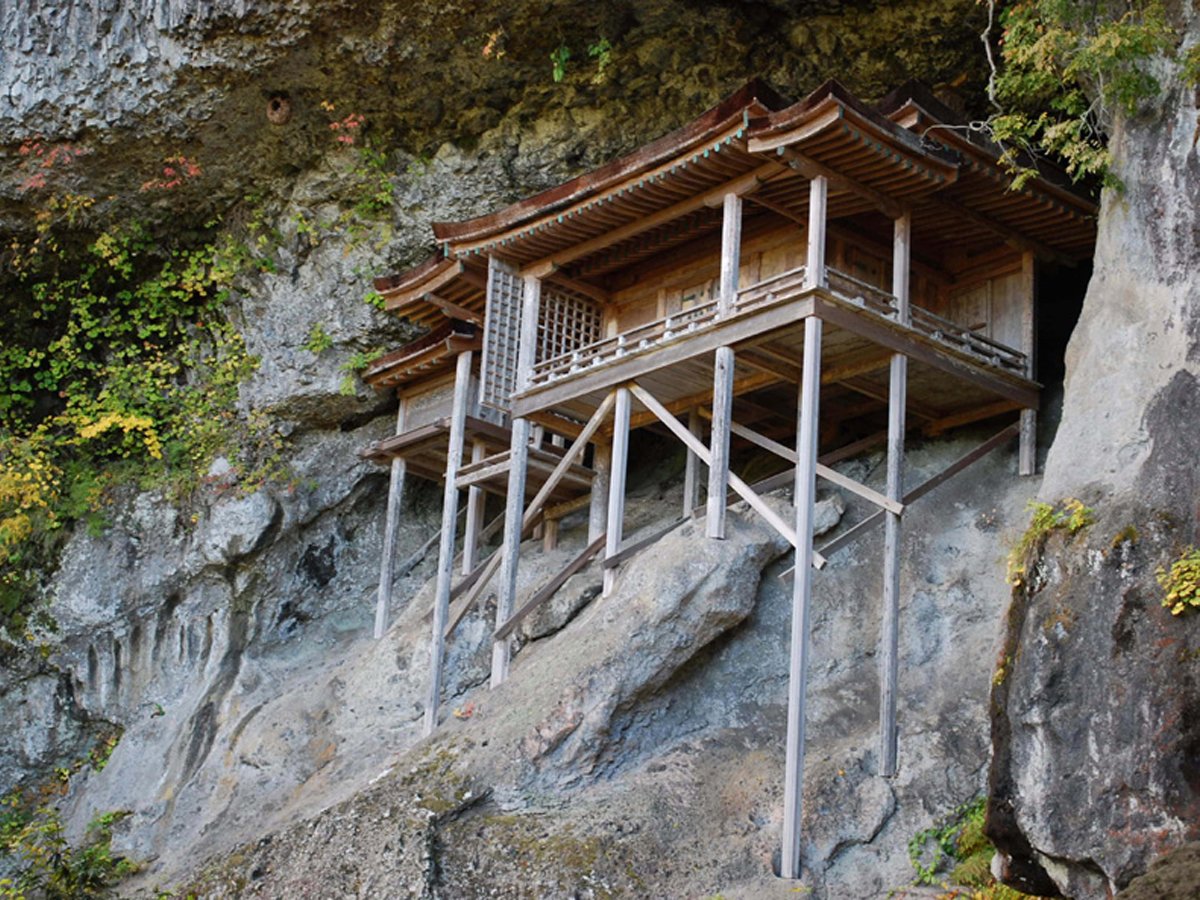 ◆三徳山 投入堂<当館より車で約20分>
