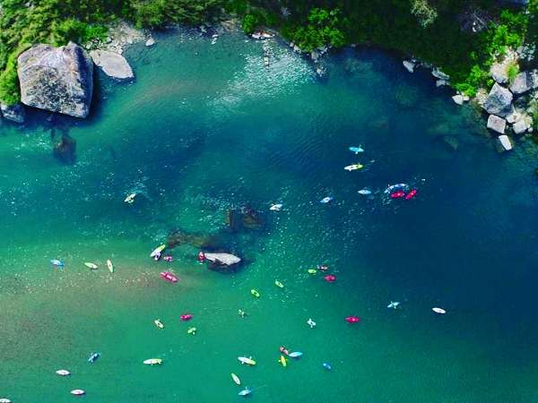 【仁淀川のドローン空撮】大人気のカヌー体験♪神秘的な色合いの川面。ここでの奇跡体験はアンピリバボー！