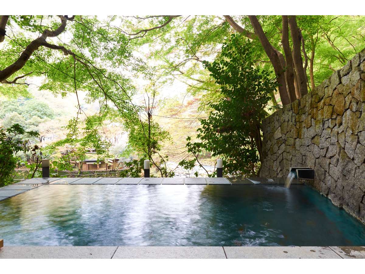 露天風呂『翠雲の湯』は早川沿いに位置し、箱根の景色をご覧いただけます。