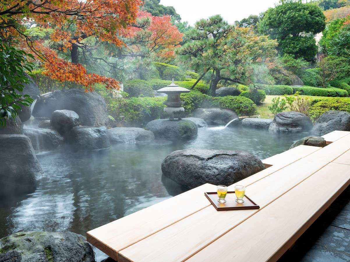 【足湯】日本庭園を眺めがら、体の奥までじっくりと温まるのを感じられます