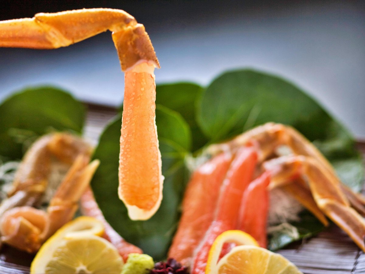 蟹刺身:蟹本来の上品の旨みと繊細な食感が特徴のカニ刺。口の中が蟹の旨みで溢れます。