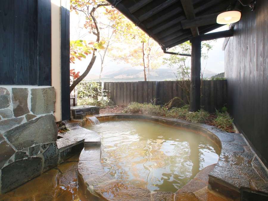 【客室露天】静和の客室露天例。部屋毎に湯船の形は異なります/例