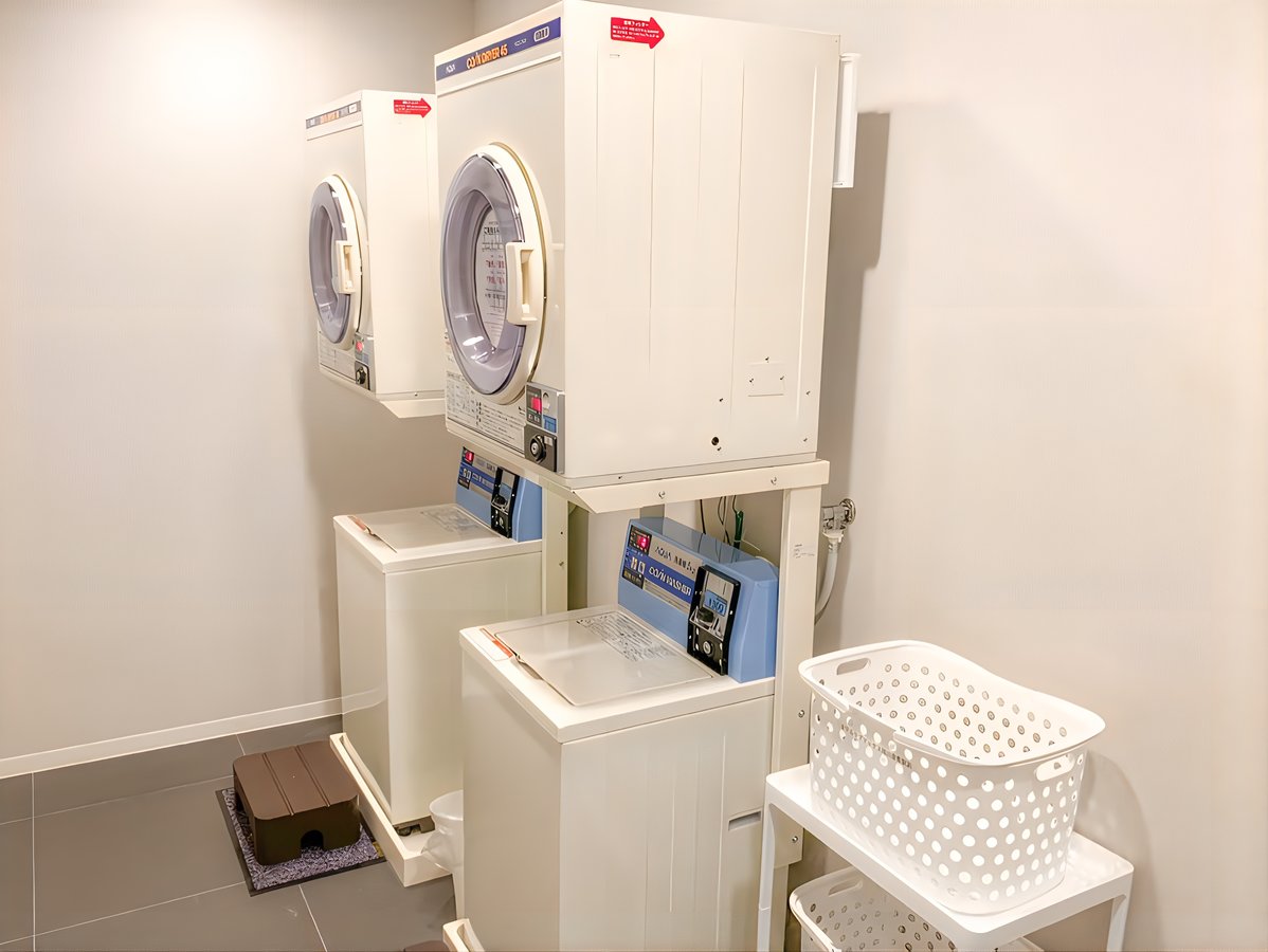 ■洗濯機:1回300円(5kgまで) ■乾燥機:30分100円 ※洗濯用洗剤は別売りになります(1袋50円)