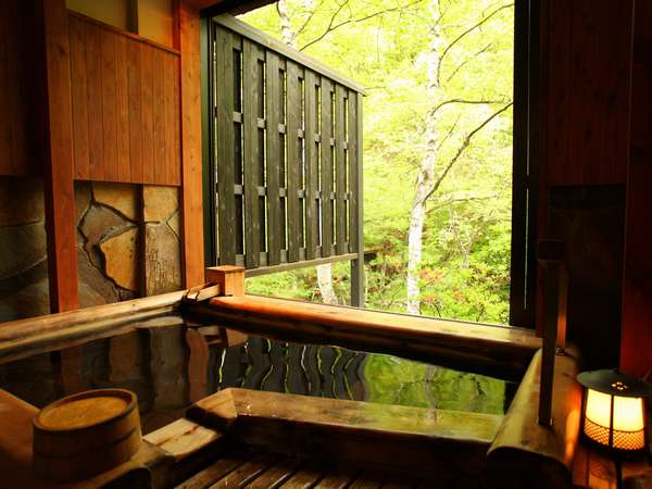 貸切露天風呂は檜・石・槙の湯の3種類。大人4人でもはいれるほど広く、洗い場もそれぞれについています。
