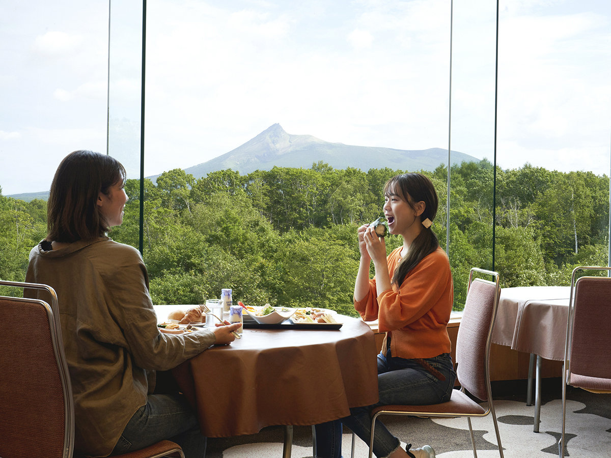 【朝食ブッフェ　イメージ】 会場の壁一面の窓越しには秀峰「駒ケ岳」の美しい景観がご覧いただけます。