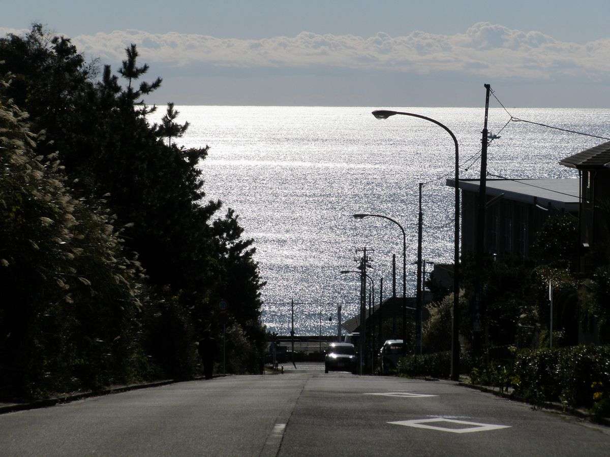 ！☆ホテルから海へと向う坂道はロケ地としても有名な場所！きらめく海がまぶしい♪