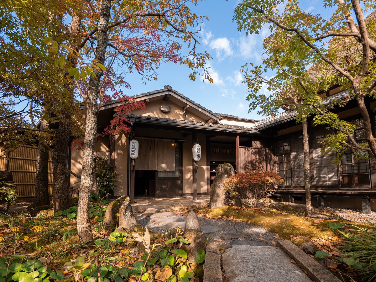 秋、紅葉と青空に包まれて