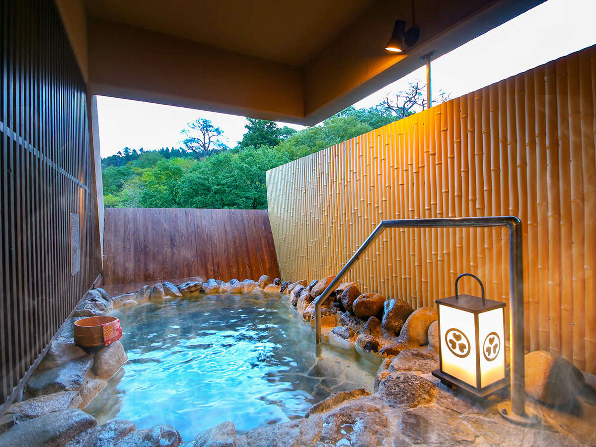最上階の展望露天風呂からは鳴子の温泉街を一望できます。