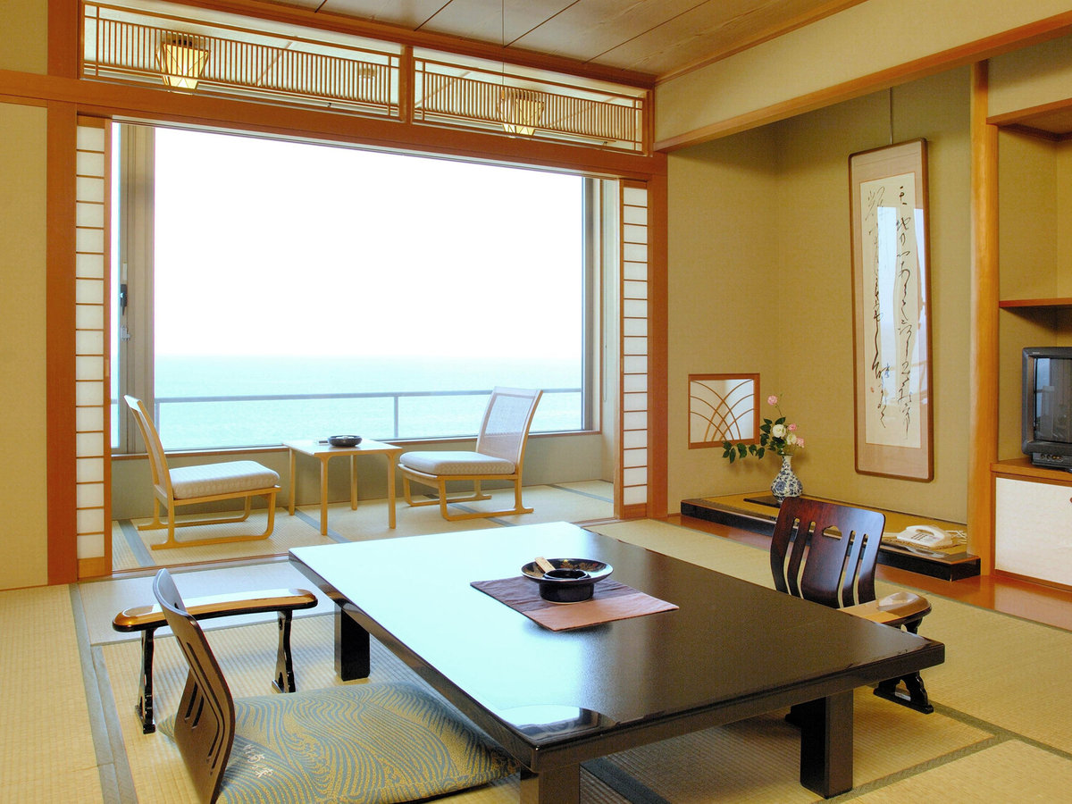 華美にはしることなく、和の心をしつらえた落ち着きのある客室。日本海が眼下に広がる