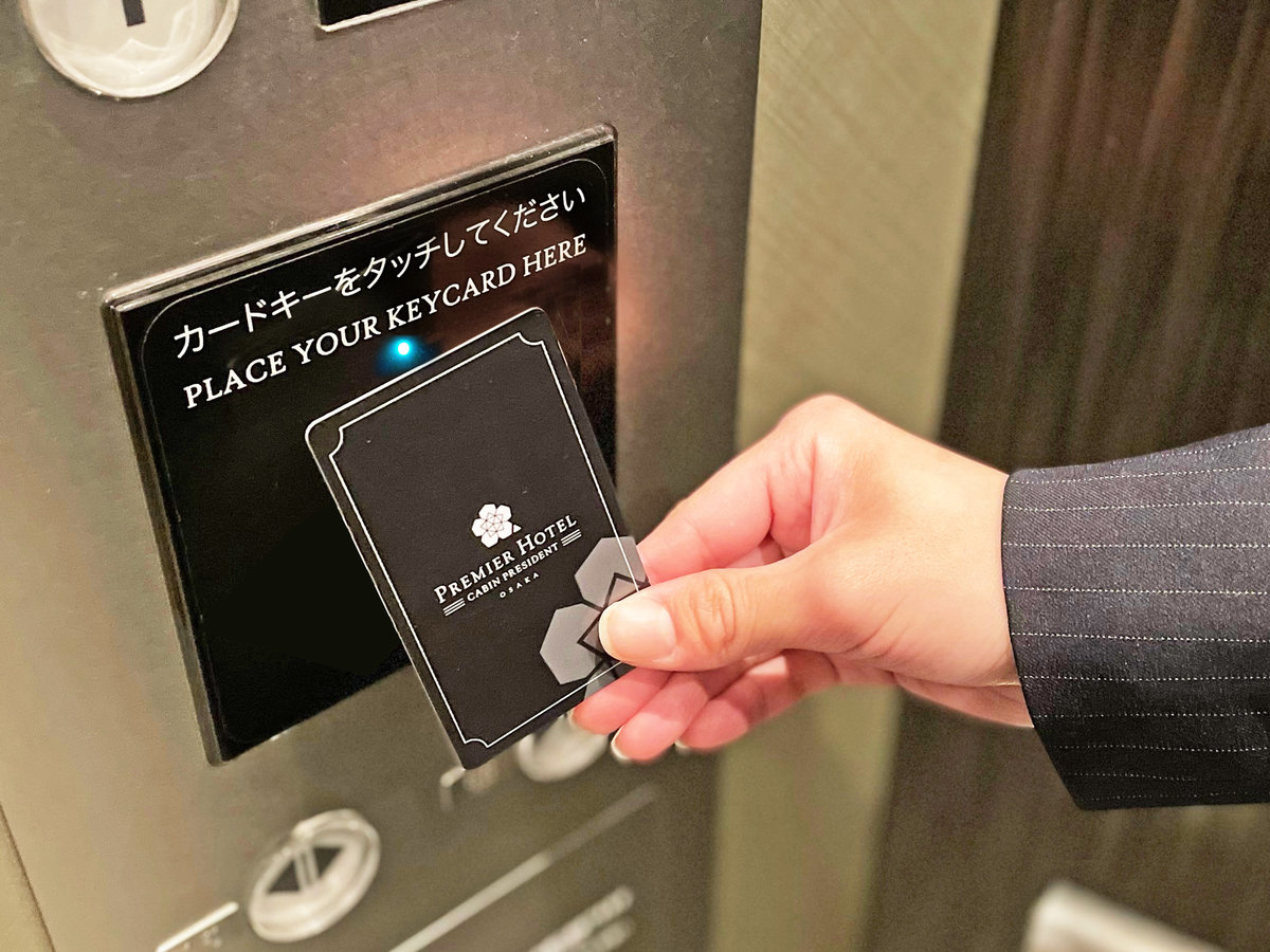 エレベーターは防犯面に配慮し、ルームキーをタッチして階数ボタンを押すセキュリティセンサーを採用