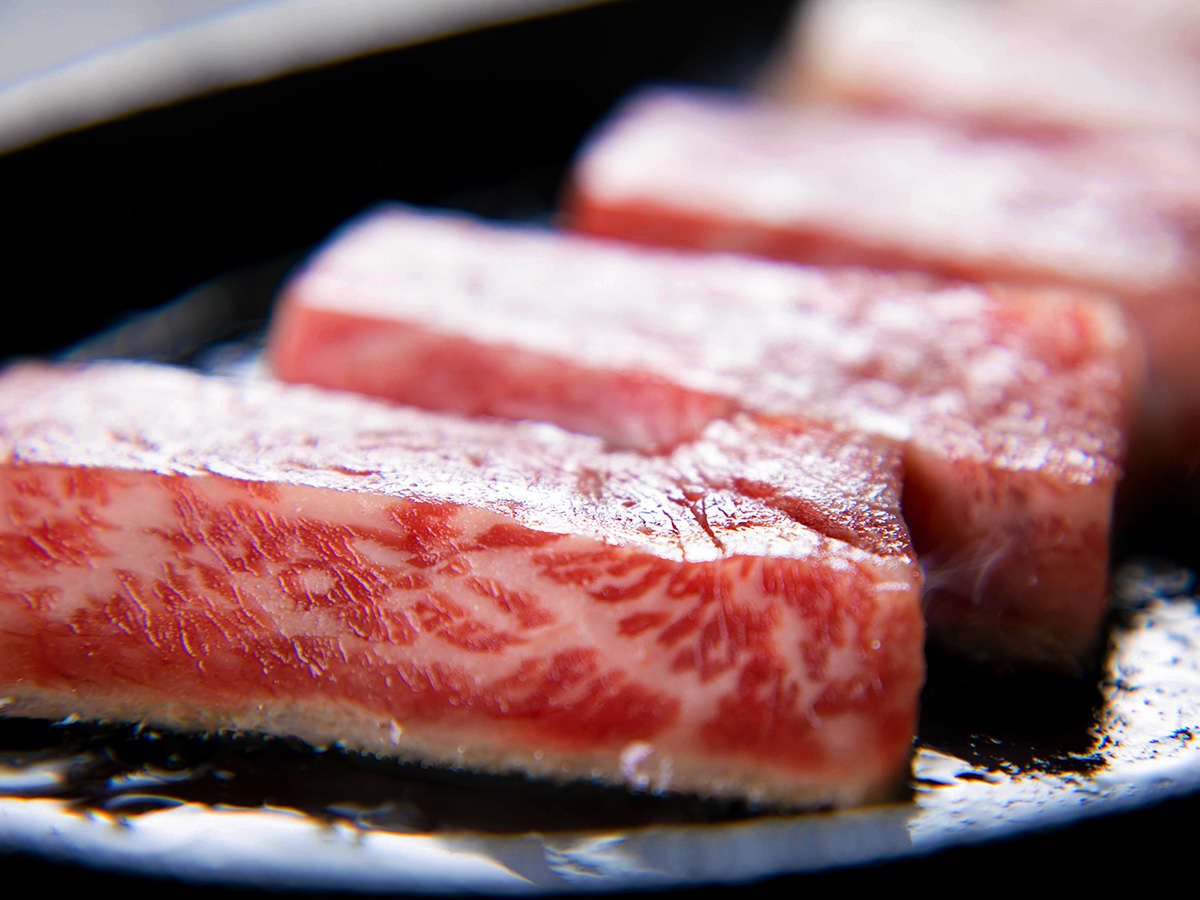 【松阪牛ステーキ】お好みで山葵につけて召し上がれ。山葵さえも甘く感じる旨味が広がります