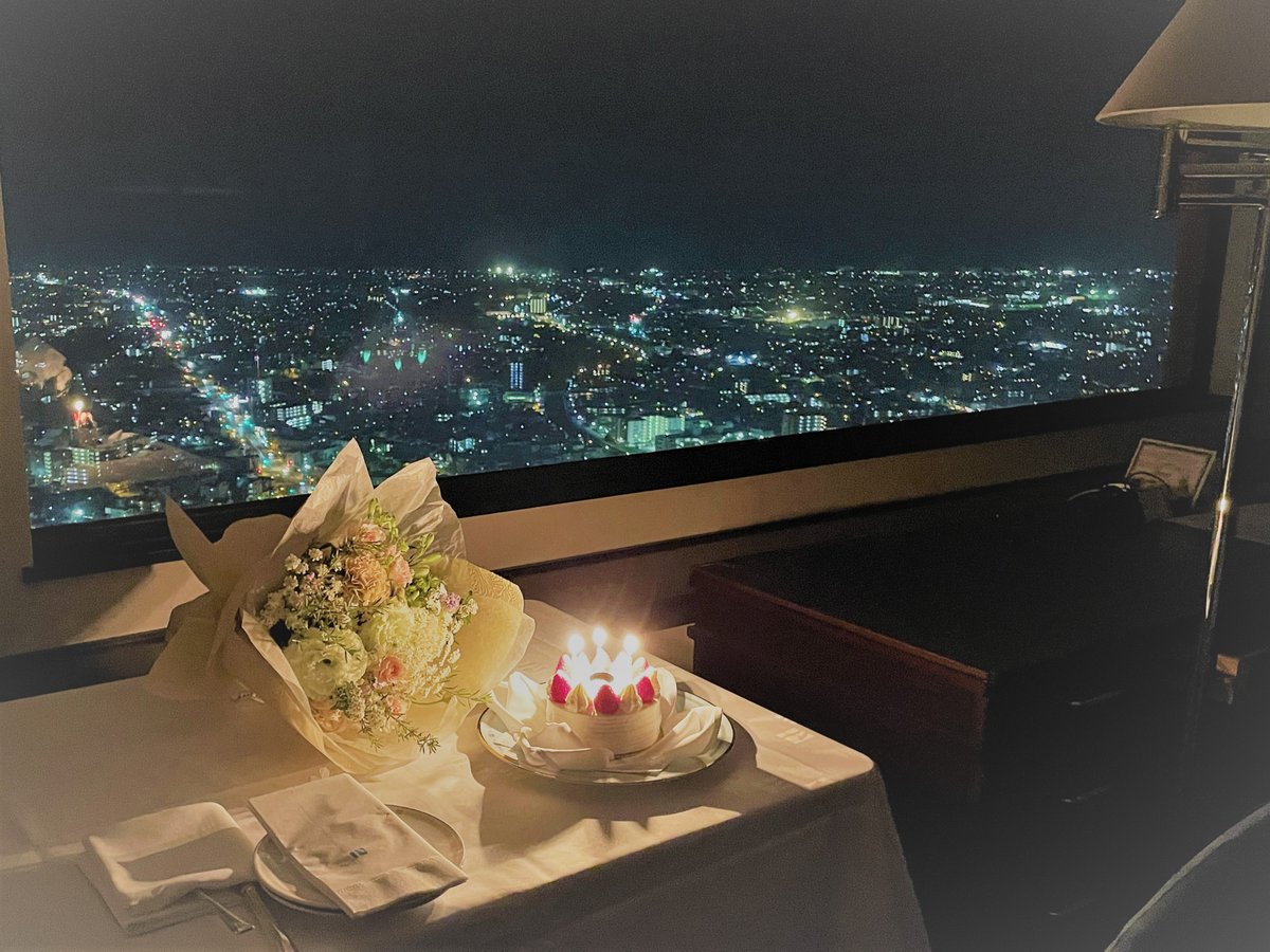 宝石の様な夜景と見ながら、花とケーキでお祝い(イメージ)