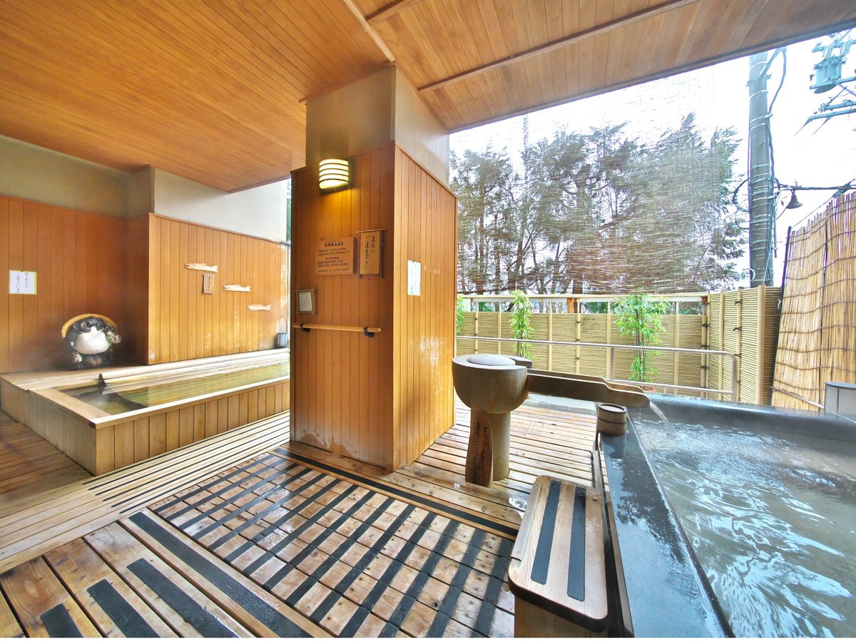 １階男性大浴場の露天風呂…石風呂は飛騨高山温泉です