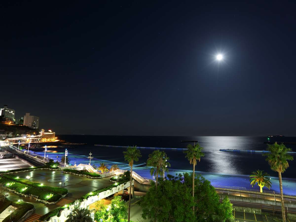 ★満月の夜は海面にムーンロードが輝きます。サンビーチのライトアップも美しく・・・。