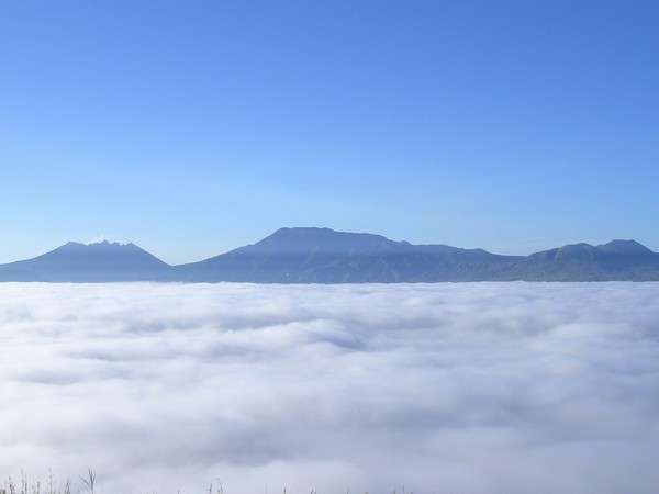 早起きした朝はこんな風景も見られます＜大観峰から望む雲海と阿蘇五岳＞