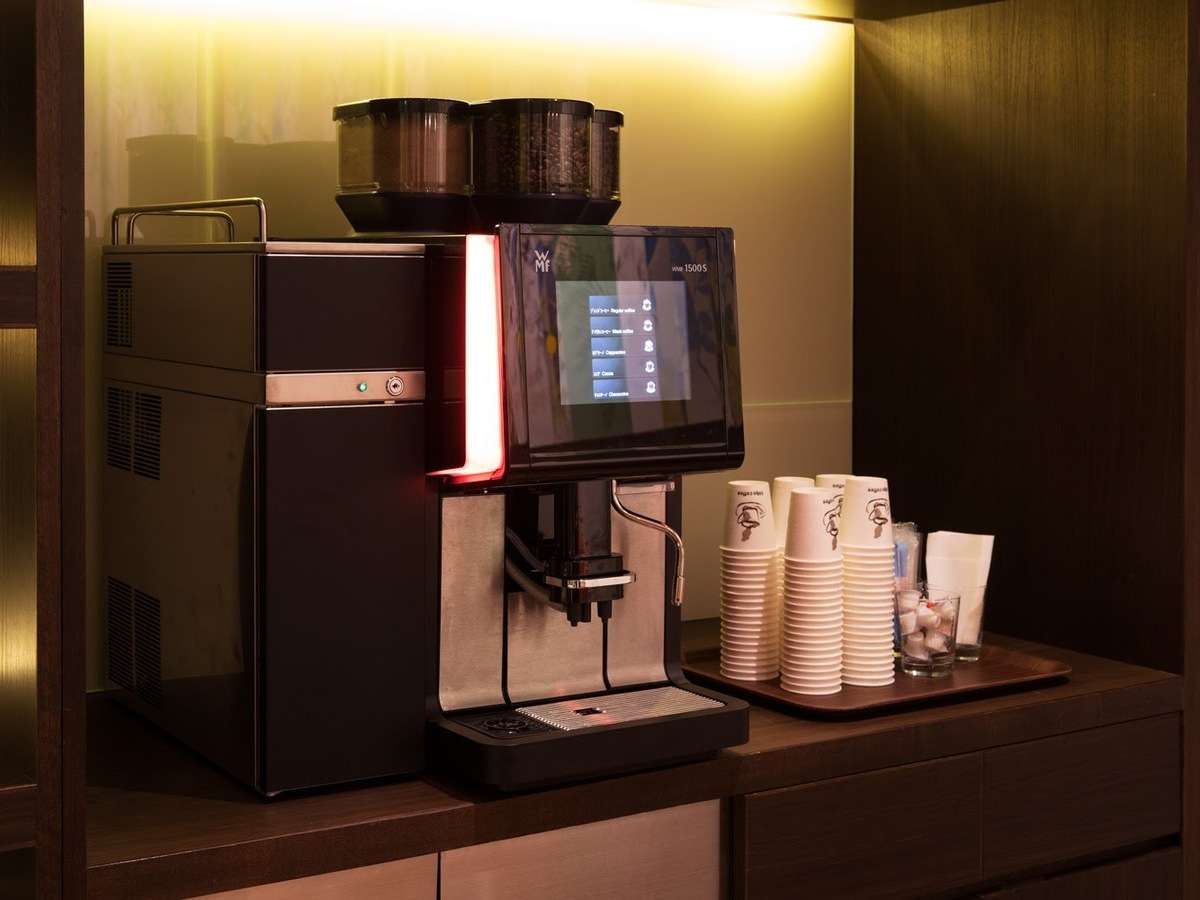 ご宿泊のお客様が無料でご利用いただけるコーヒーマシンを設置。ご自由にお召し上がりください。
