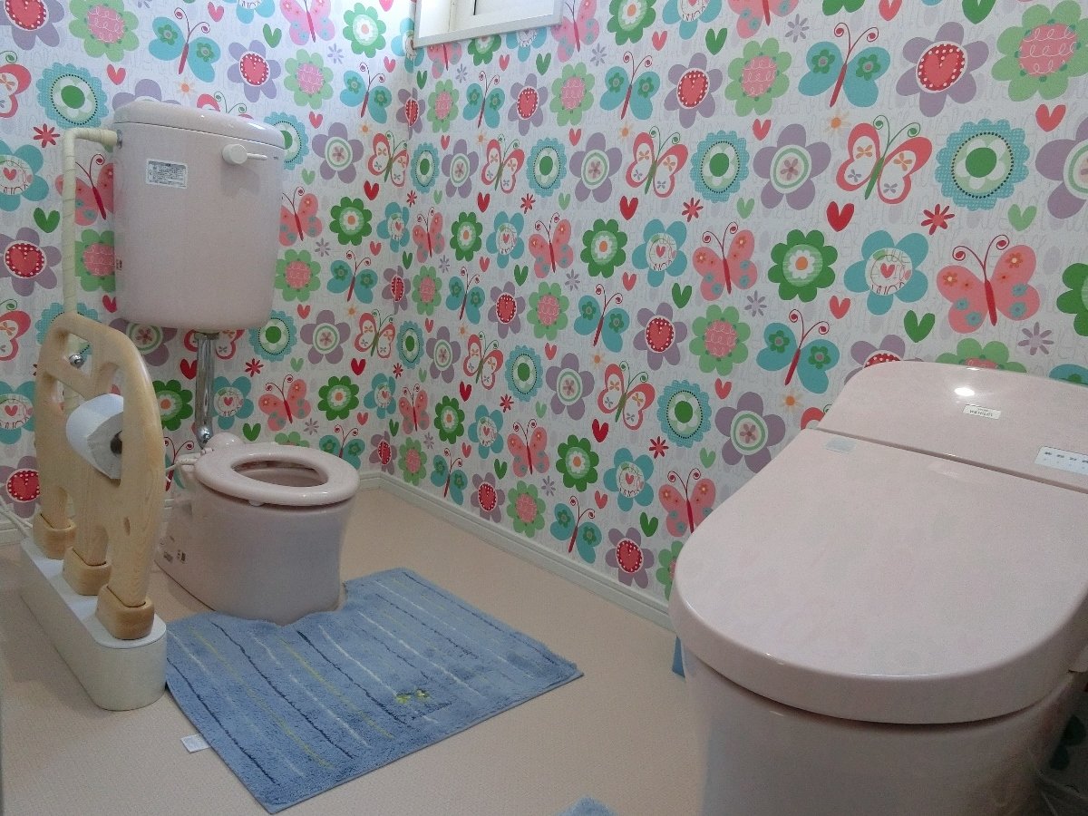 日本初の「親子トイレ」女性用トイレ内には、幼児トイレも仲間入り、親子で仲良く○○○出来ちゃう＾＾；）