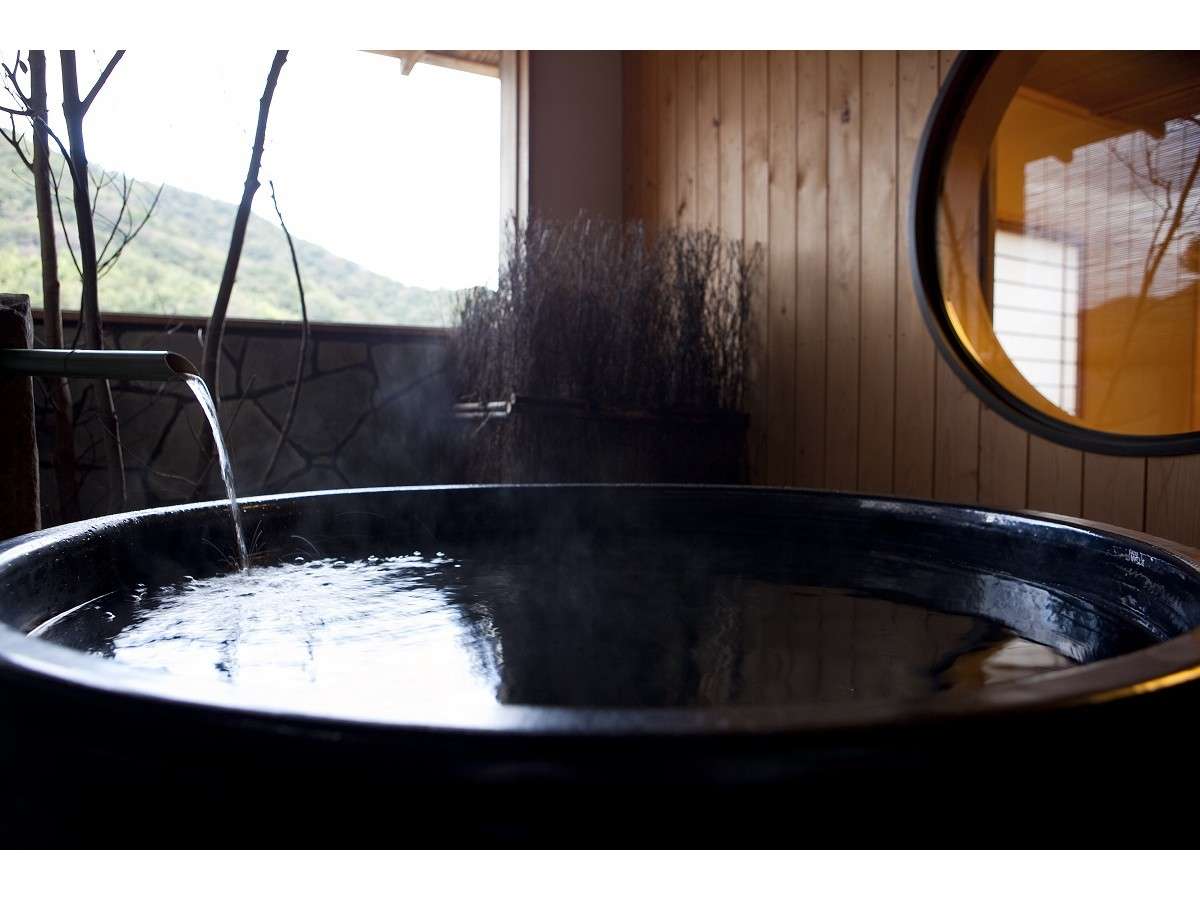 露天風呂付き客室の信楽焼の浴槽