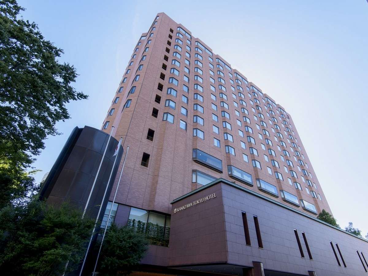 【ホテル外観】古都の景観にマッチするレンガ色の外観。1Fはスターバックス
