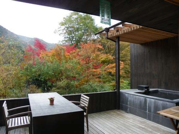 和モダンスイートルームの広々テラスから、紅葉に燃える箱根連山の稜線も見事な眺め