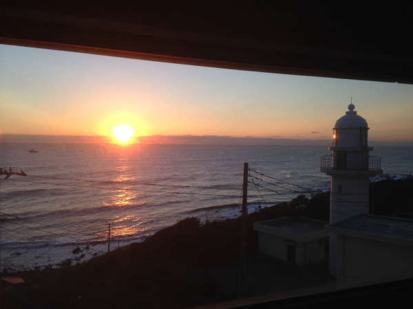 特別室の広い窓から望む日の出と磯崎灯台です。撮影日：１２月９日　６：４６