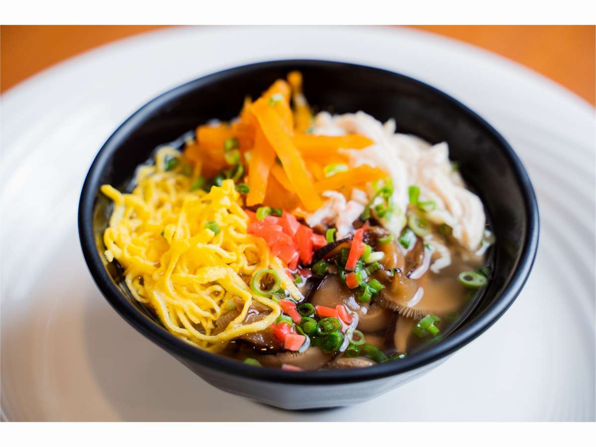 当館自慢の奄美大島の郷土料理『鶏飯』