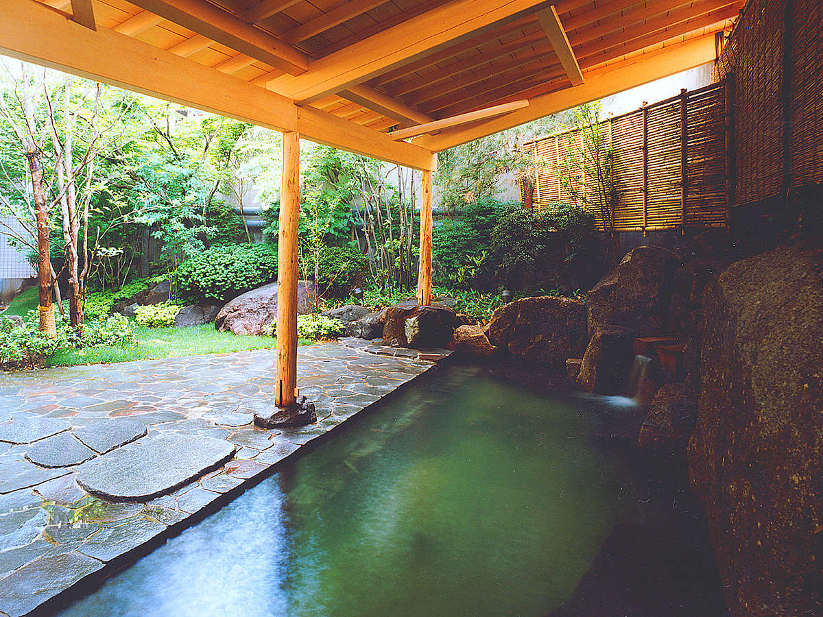 【大浴場 露天風呂】緑に囲まれた露天風呂は、ゆっくり長風呂を楽しみたい方へおすすめ