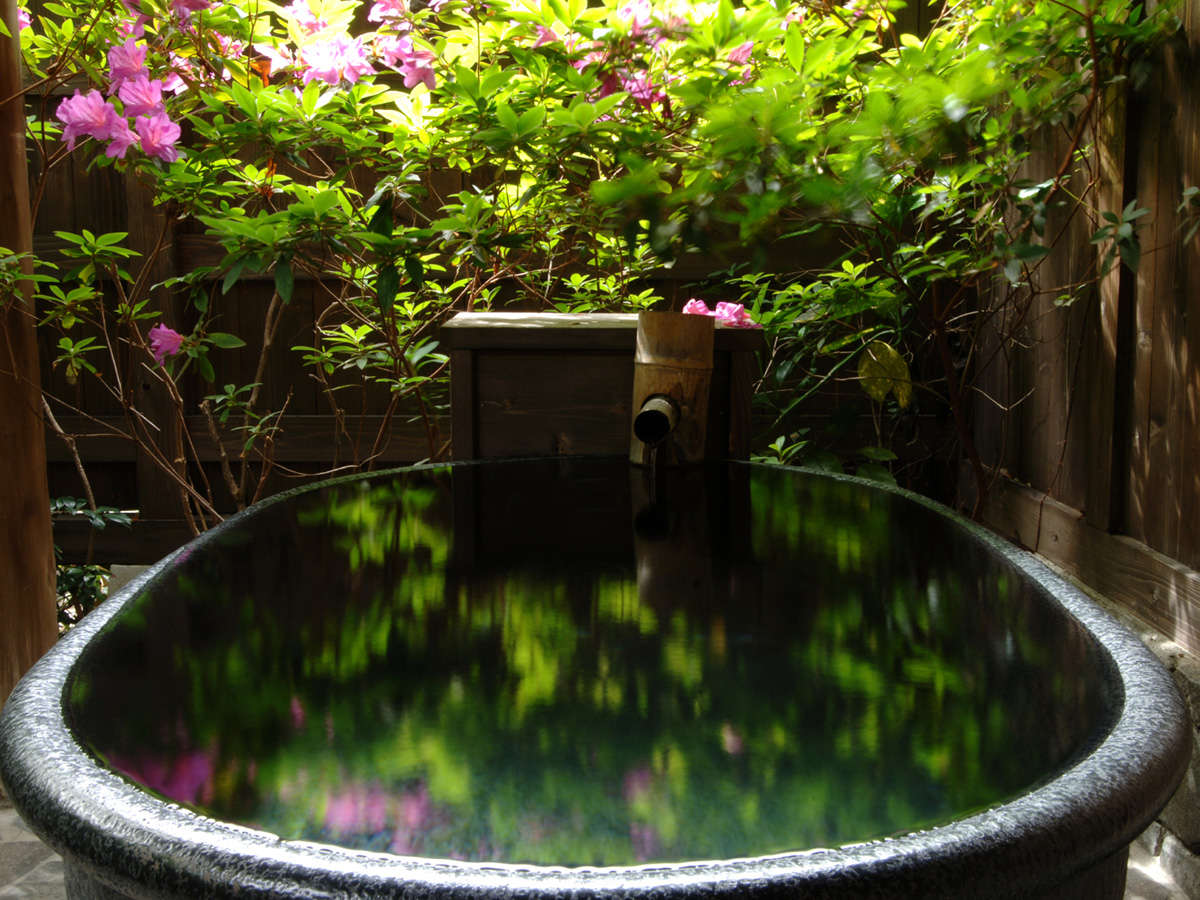 【貸切露天-陶器風呂-】自然に抱かれて・・・“プライベートな時間”を満喫。