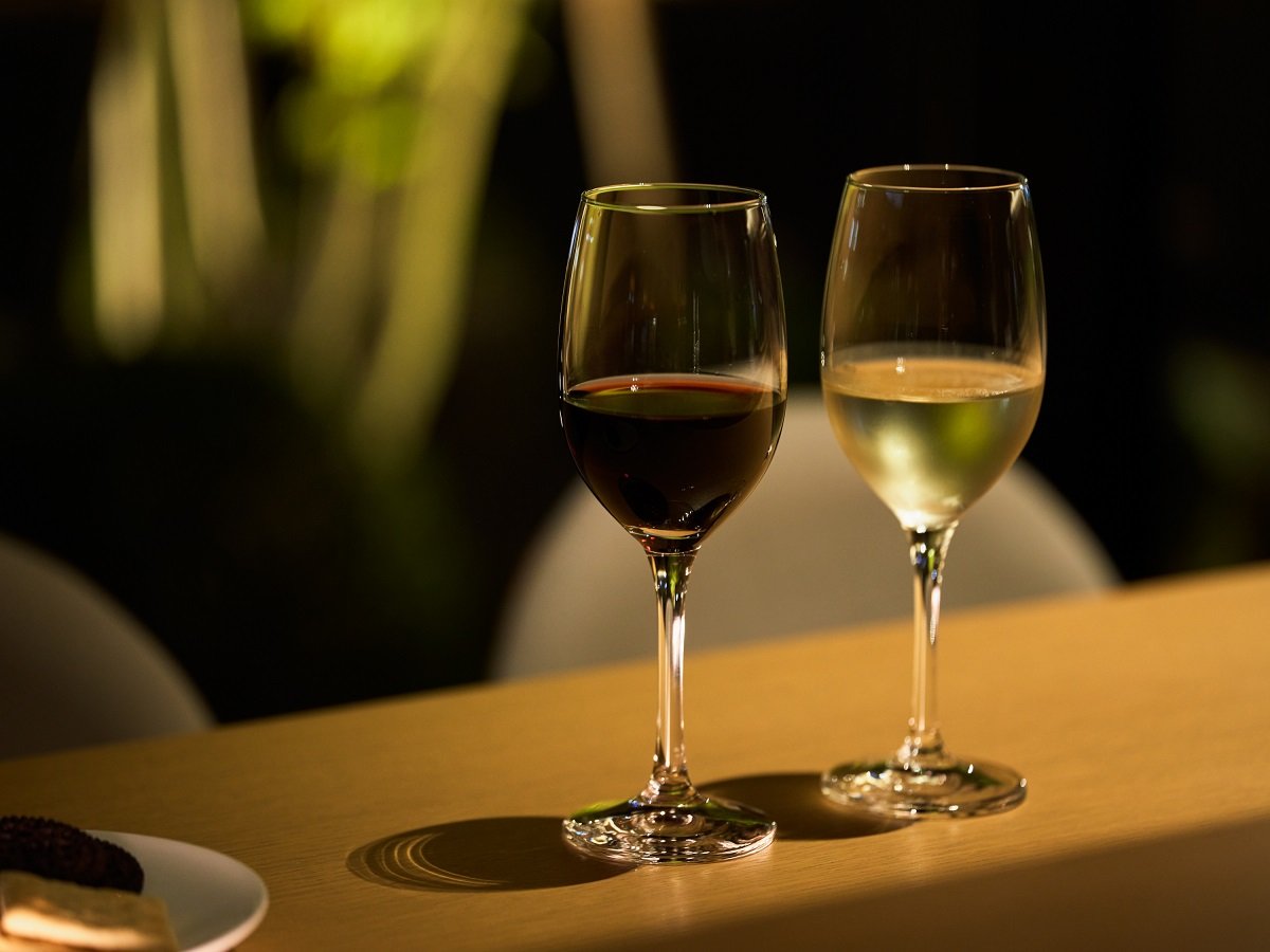 【ハッピーアワー】赤ワインや白ワイン、オリジナルカクテルなどをご提供しています。