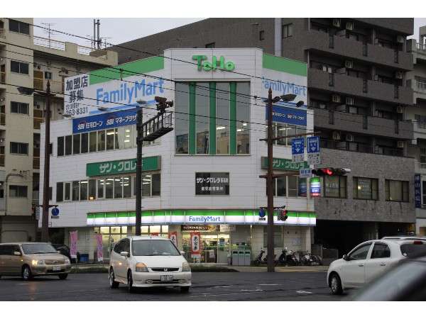 ホテルの目の前にコンビニがあるので便利です♪