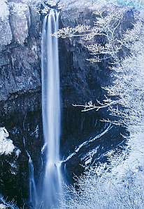 冬の華厳の滝も見事