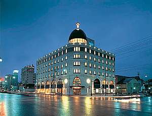 小樽運河前に立地する総大理石造りのホテル。屋上には270度のパノラマを楽しめるバーラウンジを備えてます