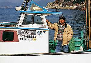 「漁師の宿　えびす屋」の釣り船恵比須丸の船長と調理の若主人