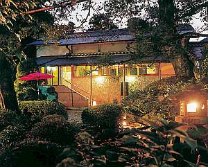 「箱根湯本温泉　玉庭」の夜の外観