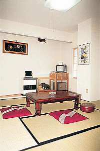 和室の一例、冷暖房・テレビ・金庫付
