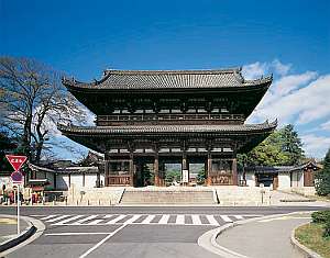 【二王門】（重文）江戸時代初期に建造。両脇に二王像を安置。和様建築で造られ、門跡寺院に相応しい風格。