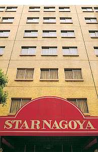 「ビジネスホテル第３スターナゴヤ」の名古屋駅から徒歩3分。赤いシートルーフが目印。