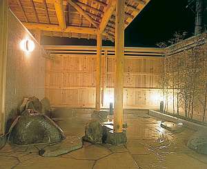 平成10年完成の露天風呂。貸切無料。平成20年には掛け流し天然温泉にリニューアル！
