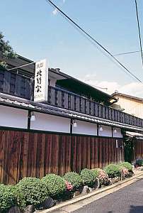 「旅館　北野家」の格子戸をガラッと開けると昔ながらの京風情がたっぷり 