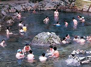 川床から温泉が湧く大露天