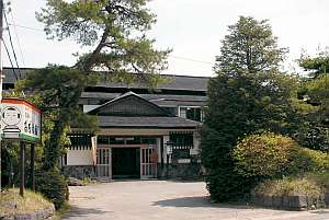 「湯治宿　黒湯の高友旅館」の自然に囲まれた昔ながらの和風旅館