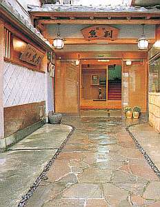 「旅館　魚判」の石畳、瓦屋根、なまこ壁……昔ながらの憩いが漂う佇まい