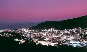 海に続く街並みや夜景が美しい客室や露天風呂からの夜景です。