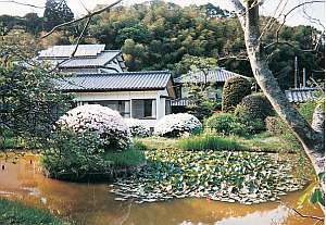 「鹿の湯松屋」ののどかな里山の一軒宿。緑に囲まれのんびり過ごせる