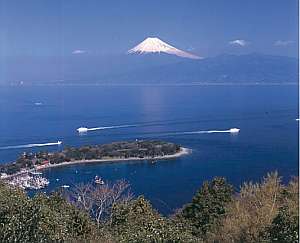 当館から望められる風景、夜は漁火や対岸の夜景がきれい、