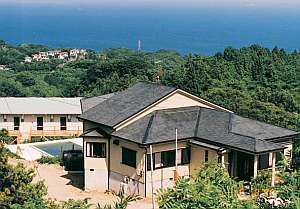 「夢眠・パパ」の伊豆諸島を見渡す高台に建つ宿