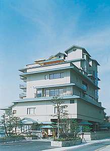 「粛海風」の全客室からは見渡す限りの海。日本建築が漂う和風宿
